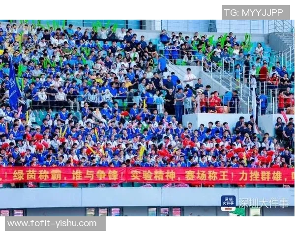 小男孩与足球巨星亲密握手瞬间展现梦想与激情的力量